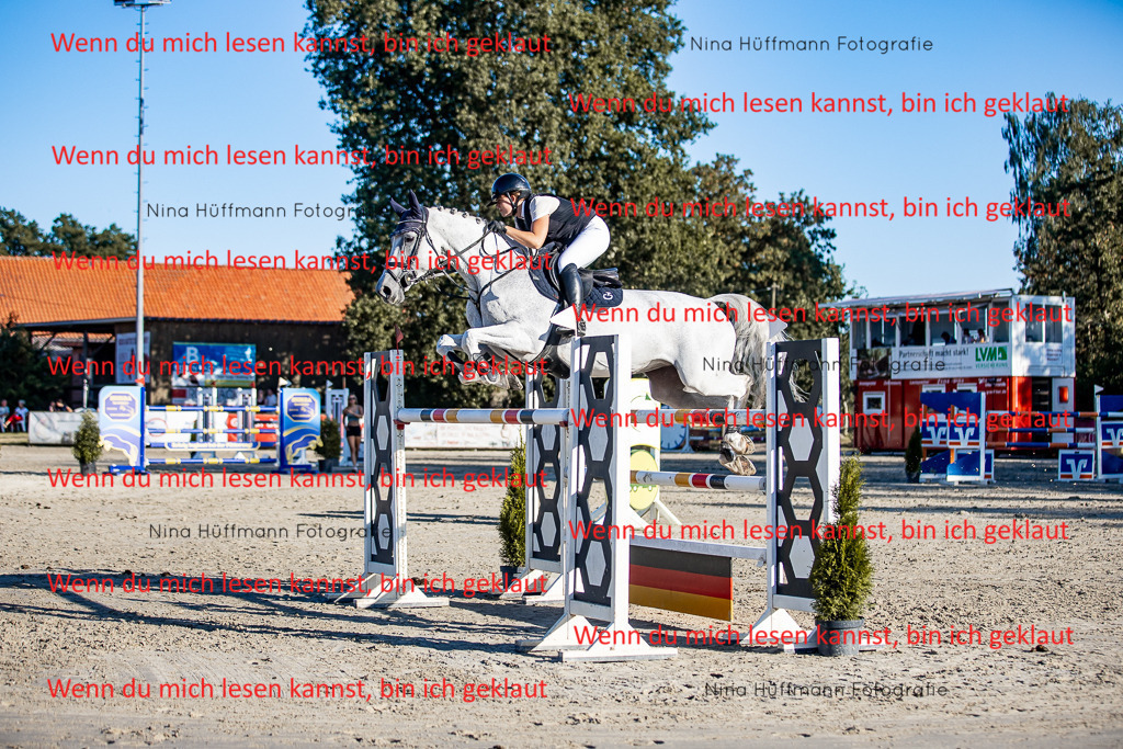 BK1A8355 | Turnierbilder Turnierfotos Nina Hüffmann Turnierfotografie Pferdefotografie Tierzeichnung Haustierzeichnung Pferdezeichnung Hundezeichnung Videograf  - Realisiert mit Pictrs.com