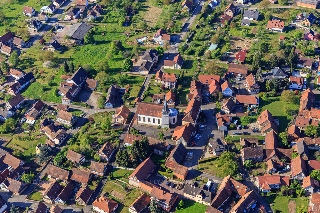 Aerial view: Church in Lampertsloch in the state Bas-Rhin, France. – Photo: IMG_099347.jpg taken on 04/30/2017 by Werner Riehm/FLY-FOTO.com – Resolution of the original: 5149 x 3433 px