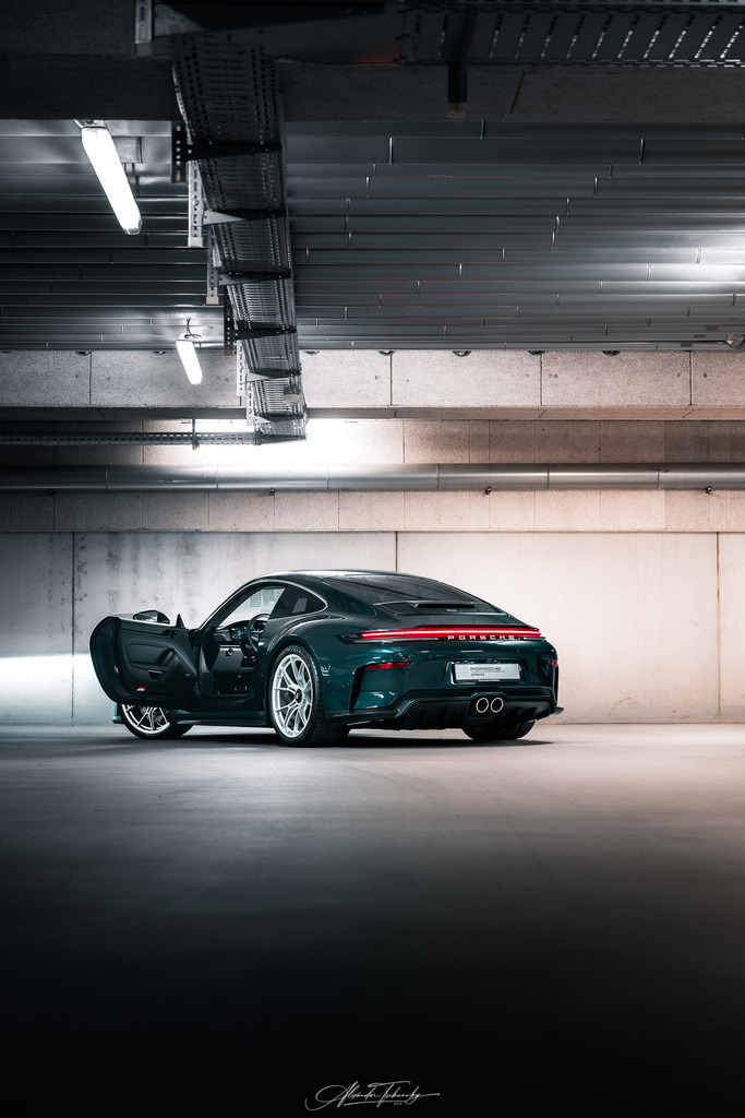 911 GT3 Touring Arlogrünmetallic | Entdecken Sie die faszinierende Welt von Alexander Tschuncky Arts: Kreative Fotografie, atemberaubende Automobilkunst und hochwertiger Bilderdruck. Lassen Sie sich inspirieren! - Realisiert mit Pictrs.com