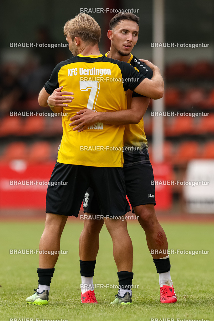 1_SVSKFC_20250726_0670.JPG -  - SV Schermbeck - KFC Uerdingen  - Testspiel | Schermbeck, Deutschland, 26.07.25: Alexander Lipinski (KFC Uerdingen) Torjubel, jubelt mit seiner Mannschaft nach dem Treffer zum 0:3 während des Testspiel Spiels zwischen SV Schermbeck - KFC Uerdingen  in der Volksbank Arena am 26. July 2025 in Schermbeck, Deutschland. (Foto von Stefan Brauer/Brauer-Fotoagentur)