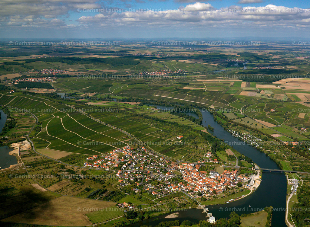 2784731 | Astheim am Main, eingebettet in Landschaft, Weinberge und Felder