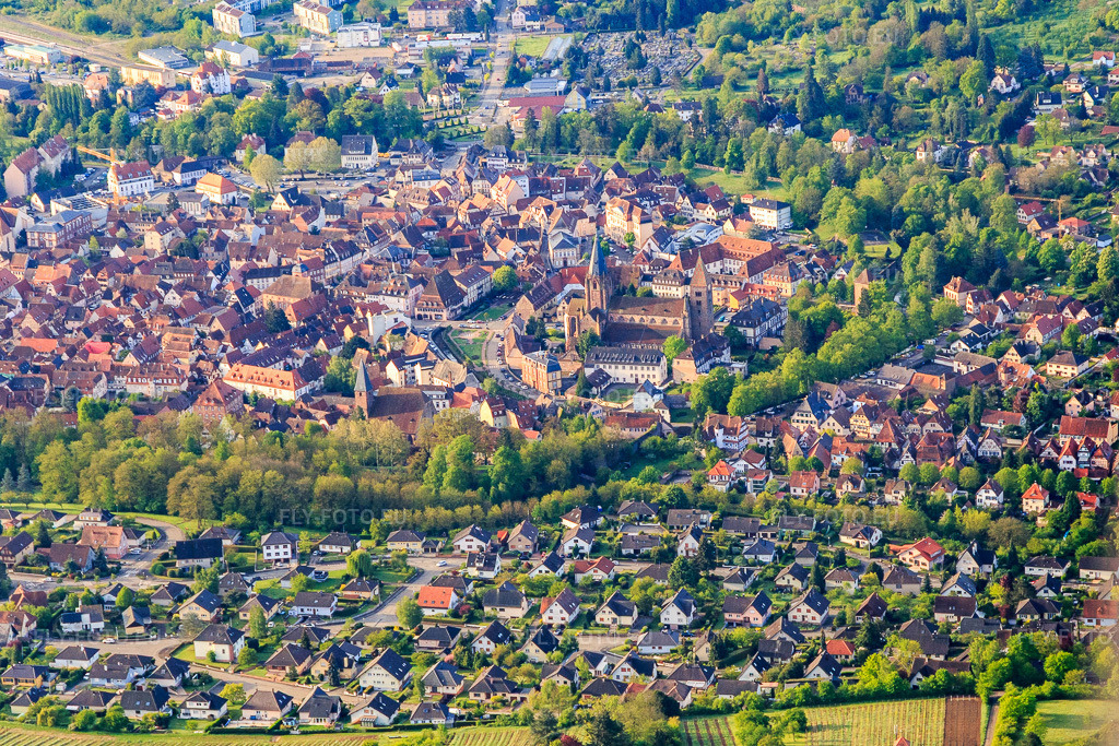 Vue aérienne: La vieille ville historique vue du nord à Wissembourg dans le département Bas Rhin, France – .Photo: IMG_113785.jpg prise le 29/04/2019 par Werner Riehm/FLY-FOTO.eu – Résolution de l'original: 4712 x 3142 px