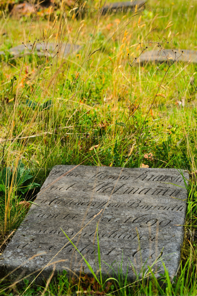 Herrnhut - Gottesacker mit historischem Grabstein | Historischer Herrnhuter Gottesacker mit schlichten Grabplatten, alten Bäumen und harmonischer, symmetrischer Gestaltung – ein besonderer Ort der Ruhe und Besinnung. Herrnhut ist eine Stadt im sächsischen Landkreis Görlitz in der Oberlausitz. Zentral zwischen den Städten Löbau und Zittau gelegen, ist sie als Gründungsort der Herrnhuter Brüdergemeine, durch die Produktion der Herrnhuter Sterne und internationale Missionsarbeit bekannt. - Realisiert mit Pictrs.com