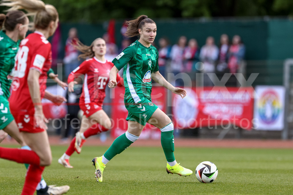 Fussball, Google Pixel Frauen-Bundesliga, SV Werder Bremen - 1. FC Köln | Sophie Weidauer (SV Werder Bremen, 9) am Ball, Einzelbild, Ganzkörper, Aktion, Action, Spielszene, DIE DFB-RICHTLINIEN UNTERSAGEN JEGLICHE NUTZUNG VON FOTOS ALS SEQUENZBILDER UND/ODER VIDEOÄHNLICHE FOTOSTRECKEN. DFB REGULATIONS PROHIBIT ANY USE OF PHOTOGRAPHS AS IMAGE SEQUENCES AND/OR QUASI-VIDEO.