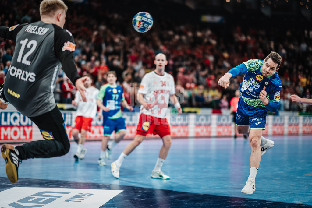 Handball | Herren | EHF EURO 2024 | European Championshop Men 2024 Final Tournament | Slowenien vs. Dänemark | 23.01.2024 | Miha Zarabec (#23, Slowenien, SLO) beim Wurf aufs Tor