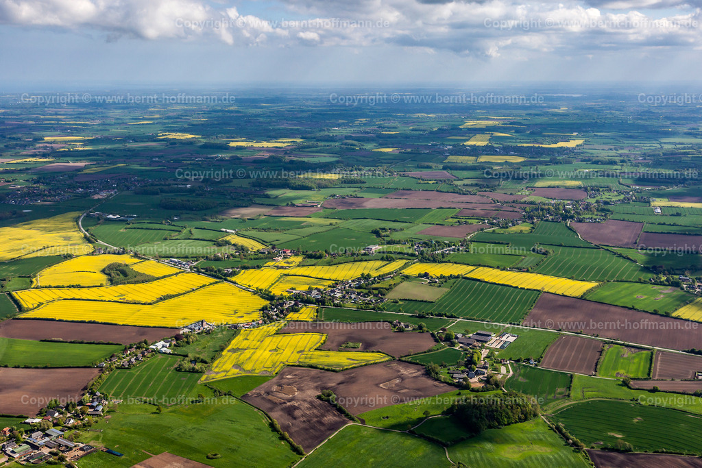 PLB_8674z_Angeln_B199_Quern_90x60 | Luftbild, Landschaft Angeln bei Quern mit blühenden Rapsfeldern, mit Wolken und Wolkenschatten - Realisiert mit Pictrs.com