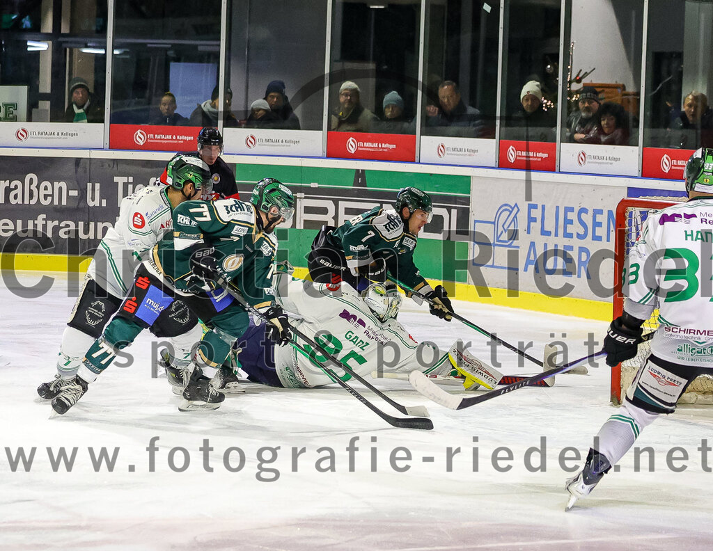 2026-01-02_080_TSV_Erding_gegen_Hoechstadt_Alligators | Erding, Deutschland, 02.01.2026:Eishockey, Oberliga Süd 2025 / 2026, 33. Spieltag, TSV Erding gegen Höchstadt Alligators, Endergebnis: 2:1Philipp Michl (Erding Gladiators, #77), Torwart Luca Ganz (Höchstadt Alligators, #35), Louis Trattner (Erding Gladiators, #7)Foto: Christian Riedel / fotografie-riedel.net