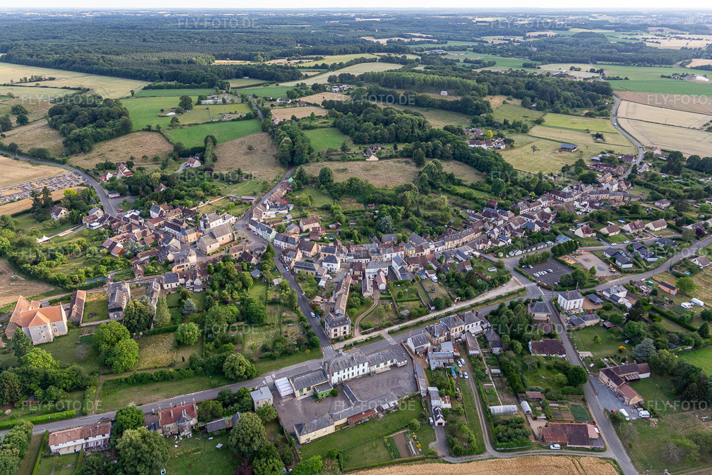 Luftbild: Ortsansicht in Coudrecieux im Bundesland Sarthe in Frankreich. Foto: IMG_132424.jpg vom 14.06.2022 durch Werner Riehm/FLY-FOTO.de