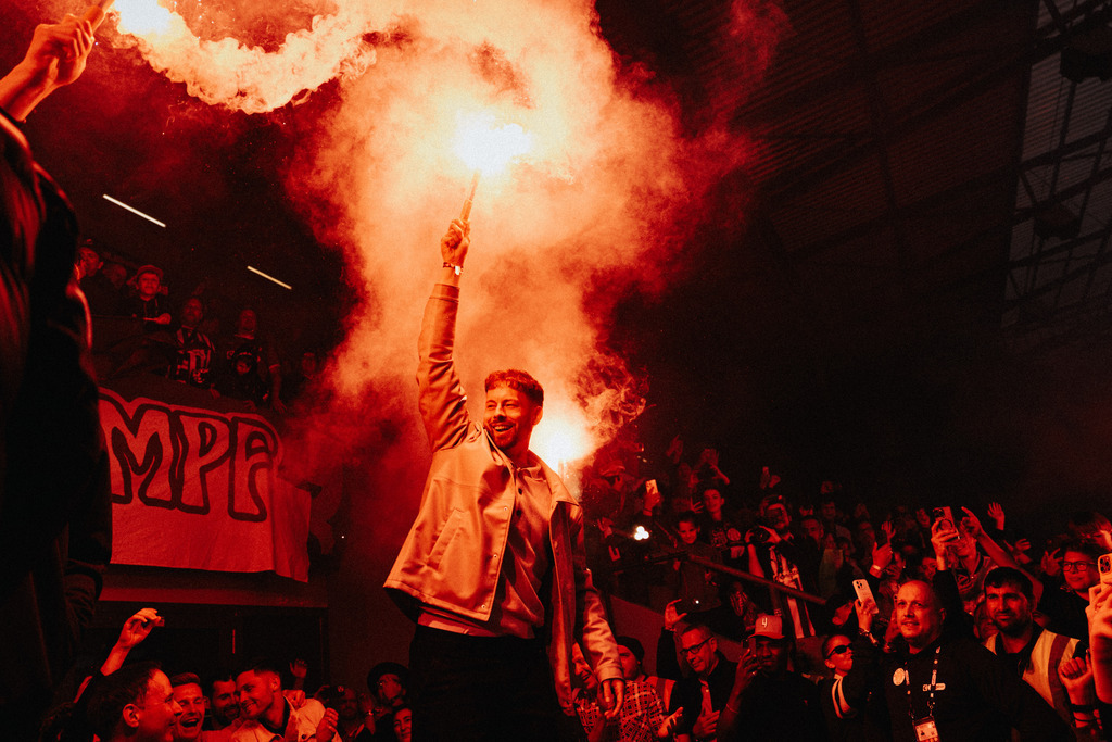 FCS02390 | Der offizielle Shop für FC St. Pauli Fotos. Wähle aus Spielszenen & Fanmomenten dein FCSP Wunschformat. Wir liefern Millerntor-Atmosphäre.