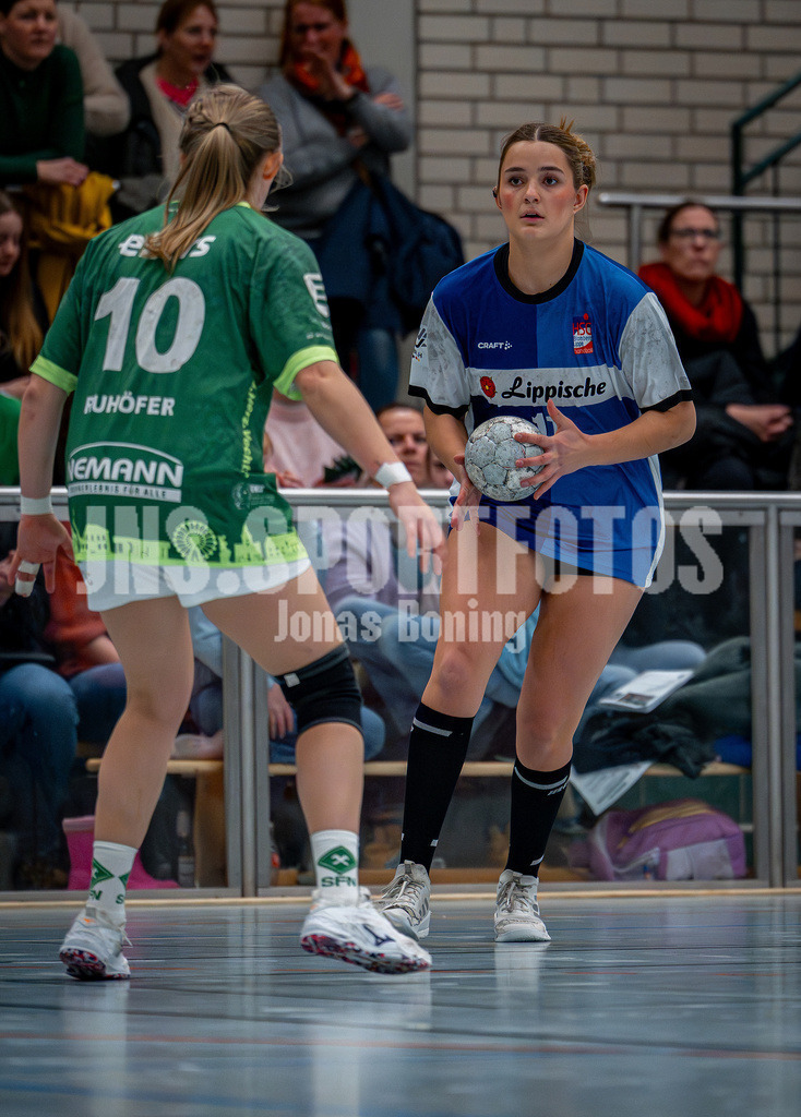 Handball I Frauen I Saison 2025-2026 I 3. Liga Staffel Nord I 10. Spieltag I SC SFN Vechta - HSG Blomberg-Lippe II I 0310 | Svenja Ruhöfer (10, SC SFN Vechta) gegen Carlotta Bäumer (11, HSG Blomberg-Lippe II) - Realisiert mit Pictrs.com