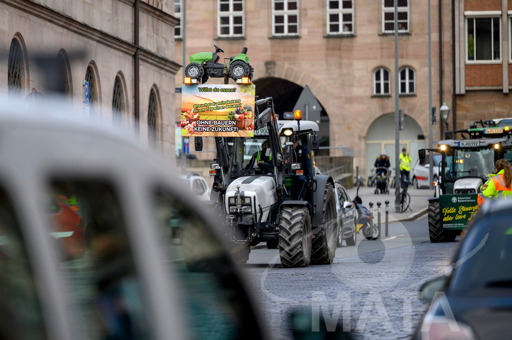 _DWA4160 | Bauerndemo gegen Agrarpolitik der Bundesregierung  auf dem Straße Obstmarkt und Hauptmarkt . Nürnberg, 08.01.2024 - Realisiert mit Pictrs.com