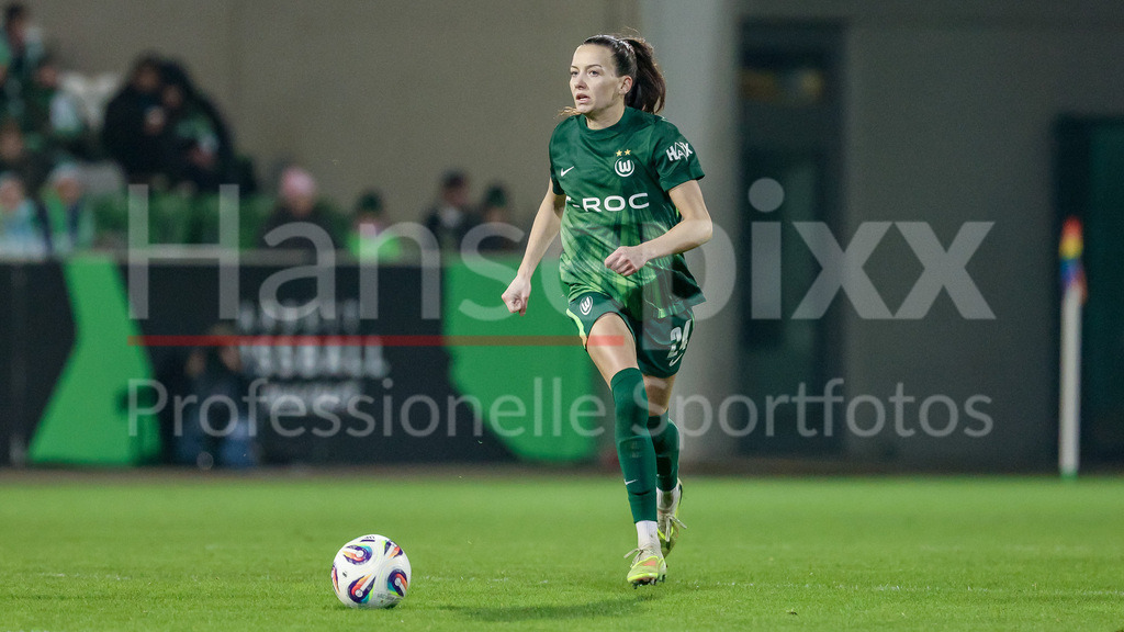 Fussball, Google Pixel Frauen-Bundesliga, VfL Wolfsburg - Hamburger SV | Joelle Wedemeyer (VfL Wolfsburg, 24) am Ball, Freisteller, Einzelbild, Ganzkörper, Aktion, Action, Spielszene, DIE DFB-RICHTLINIEN UNTERSAGEN JEGLICHE NUTZUNG VON FOTOS ALS SEQUENZBILDER UND/ODER VIDEOÄHNLICHE FOTOSTRECKEN. DFB REGULATIONS PROHIBIT ANY USE OF PHOTOGRAPHS AS IMAGE SEQUENCES AND/OR QUASI-VIDEO.