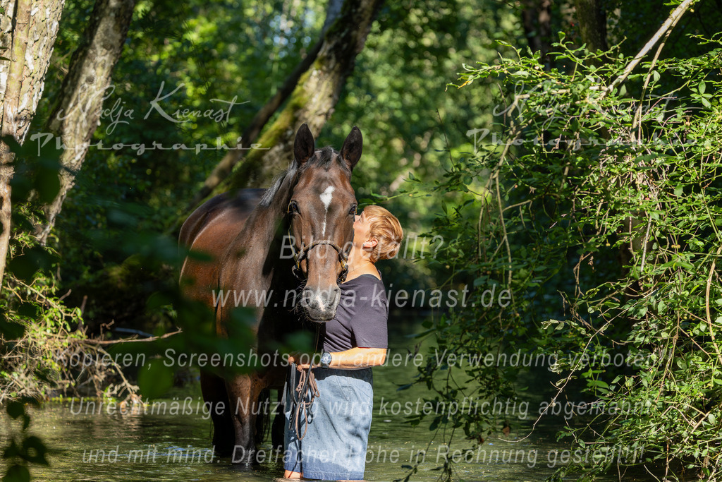 Auswahl_Photographie_Nadja_Kienast__IE_8236-Verbessert-RR | Ich biete Ihnen einzigartige und individuelle Fotoshootings mit Ihren Tieren.
In individuellen Coachings lernen Sie, wie sie von Ihrem Pferd, Ihrer Katze, Ihrem Hund oder einfach Ihrem persönlichen Lieblingstier eindrucksvolle Fotos machen können.