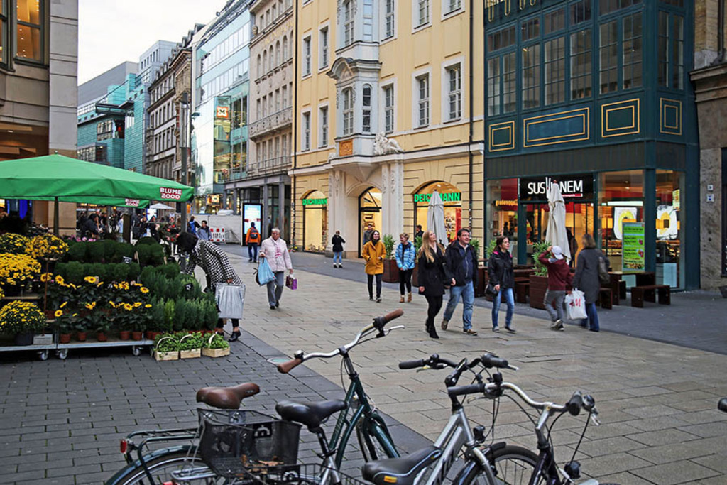 Zum Grönländer - Blick von der Petersstraße | Entdecke über 20 Kategorien Leipzig-Motive: Foto-Downloads, hochwertige Poster, Leinwand- & Fine-Art-Prints. Jetzt Lieblingsfoto im Bildlexikon Leipzig Shop bestellen!
