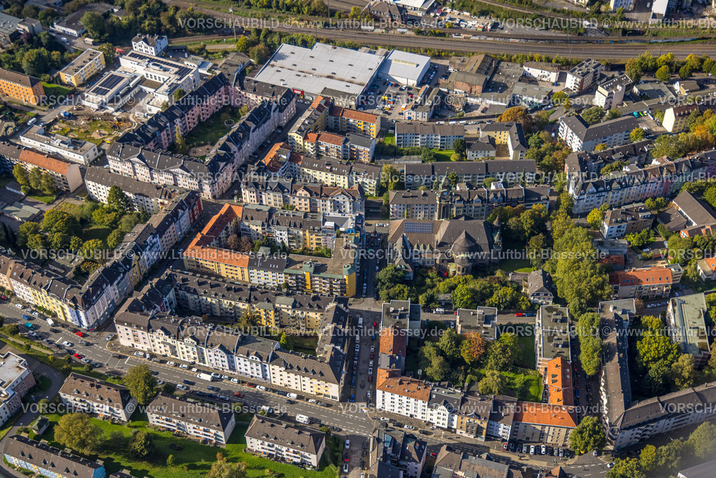 Hagen241005055 | Luftbild, Evang.-Luth. Paulus-Kirche im Wohngebiet Gutenbergstraße, oben links REWE Supermarkt und Spielplatz Neugestaltung mit Baustelle zwischen Grundschule Wehringhausen und städt. Kita Kindergarten Lange Straße, Wehringhausen, Hagen, Ruhrgebiet, Nordrhein-Westfalen, Deutschland