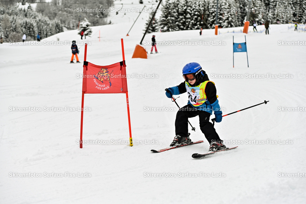 SRF_20.02.2026_0897 | Skirennfotos,Serfaus,Fiss,Ladis,Kinderskirennen,Winter,Tirol,Oberland,skirace,SFL,feelfree,weil wir's genießen,ski,Ski,skifahren,Sonnenplateau, - Realisiert mit Pictrs.com