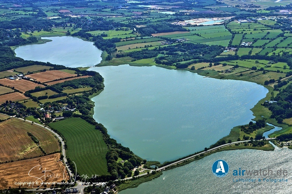 Haithabu war vom 8. bis 11.  Jahrhundert eine der bedeutendsten Handelsstädte Nordeuropas - Luftbild | Haithabu war vom 8. bis 11.  Jahrhundert eine der bedeutendsten Handelsstädte Nordeuropas und lag am inneren Ende der Schlei südlich von Schleswig.  Die Siedlung, wahrscheinlich im 8. Jahrhundert von friesischen Kaufleuten gegründet, entwickelte sich schnell zu einem zentralen Umschlagplatz für Waren zwischen Nord- und Ostsee, da von hier nur etwa 18 Kilometer Landweg zur Nordsee bestanden.