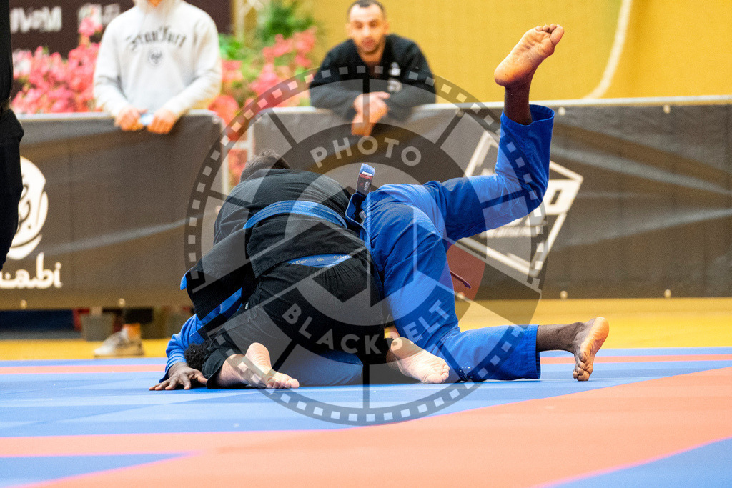 20231118PBB10536 | Fighters compete during the AJP Tour 600 Frankfurt Championship in Frankfurt/Main, Germany, on November 18, 2023.