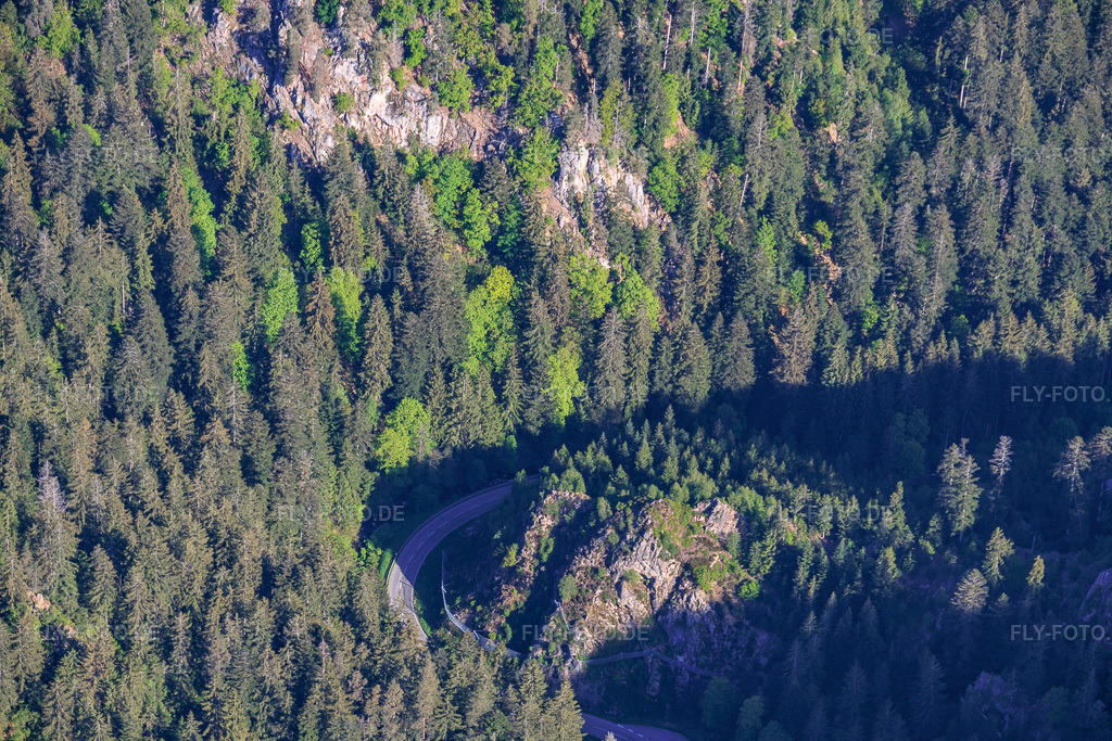 Luftbild: Felsen im Schwarzwald an der L715 im Ortsteil Tennenbronn in Schramberg im Bundesland Baden-Württemberg in Deutschland.Foto: IMG_156340.jpg vom 17.05.2026 durch Werner Riehm/FLY-FOTO.deAuflösung des Originals: 6000 x 4000 px