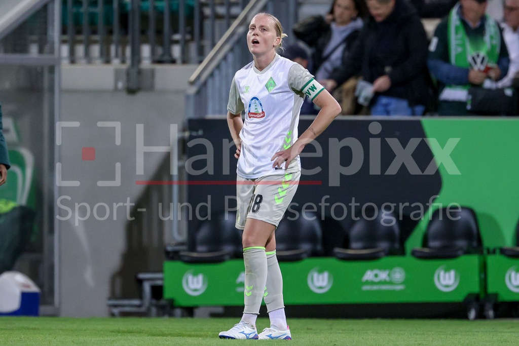 Fussball, Google Pixel Frauen-Bundesliga, VfL Wolfsburg - SV Werder Bremen | Lina Hausicke (SV Werder Bremen, 18) enttäuscht über die Niederlage, Enttäuschung nach dem Schlusspfiff, Abpfiff, Highlight, Verlierer, verloren, Frustration, pessimistisch,, DIE DFB-RICHTLINIEN UNTERSAGEN JEGLICHE NUTZUNG VON FOTOS ALS SEQUENZBILDER UND/ODER VIDEOÄHNLICHE FOTOSTRECKEN. DFB REGULATIONS PROHIBIT ANY USE OF PHOTOGRAPHS AS IMAGE SEQUENCES AND/OR QUASI-VIDEO.