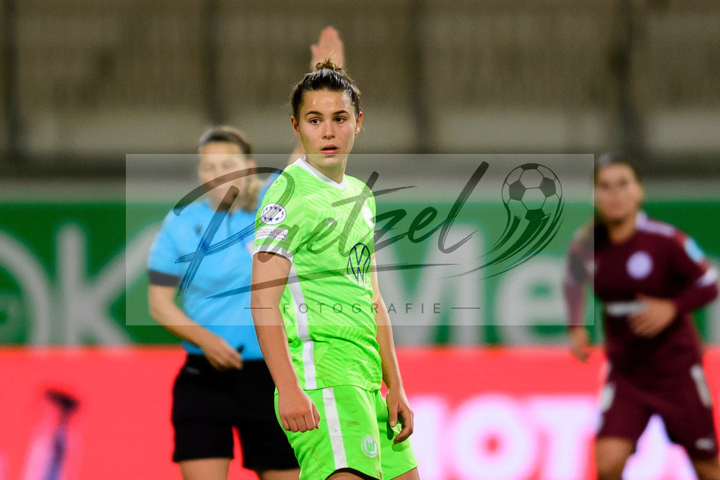 WOBSER20211013_046 | Fussball, Frauen: Lena Oberdorf (VfL Wolfsburg) schaut beim Spiel der UEFA Women´s Champions League zwischen VfL Wolfsburg und Servette FC im AOK-Stadion am 13.10.2021 in Wolfsburg, Deutschland. - Realisiert mit Pictrs.com