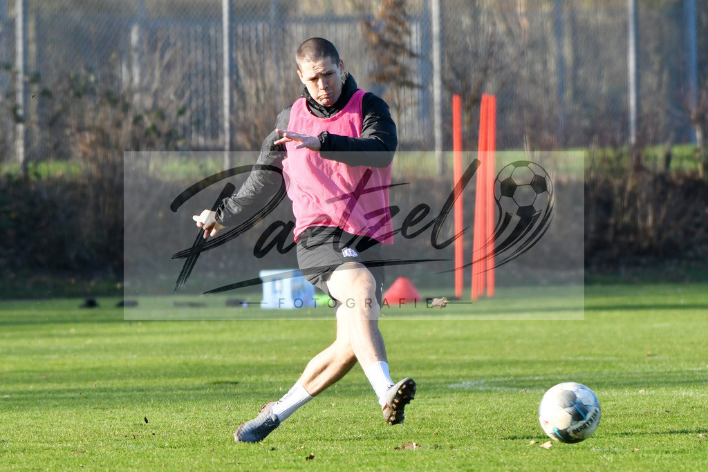 20200207_TRAOSN_0072 | Fußball, Herren: Adam Susac (VfL Osnabrueck) in Aktion, am Ball, Einzelaktion waehrend der Trainingseinheit des VfL Osnabrueck im Sportpark Illoshoehe am 07.02.2020 in Osnabrueck, Deutschland. - Realisiert mit Pictrs.com