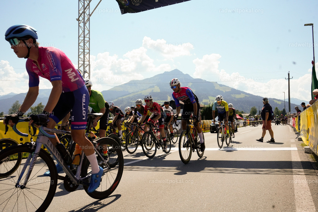 136_20230817_Bewerb_Maenner_Muehlanger | AUT - OESTERREICH, 2023-08-16: SPORT RENNRAD-FAHREN - 55. INTERNATIONALER RADWELTPOKAL IN ST. JOHANN IN TIROL  - Vintage-Radrennen mit WM-Bronze-Medaillen-Siegerin Christina Schweinberger, den Teilnehmer und Alexander Baumann (vom Orginastions-Team) - TAG 2 BEWERB MAENNER IN SECHS GRUPPEN  ; Foto: Roland Muehlanger