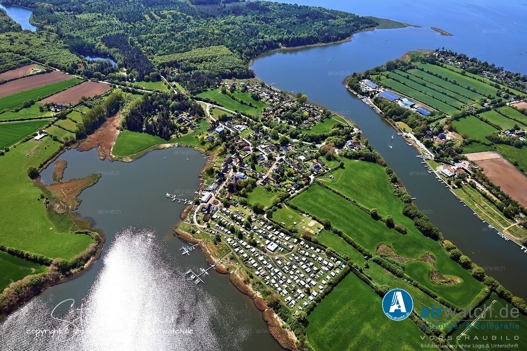 Luftbild Ostseefjord Schlei, Missunde, Campingplatz Wees, Fährhaus Missunde, Marina Brodersby | Missunde: In der Nähe befindet sich auch ein Großsteingrab aus der Jungsteinzeit, das Ganggrab von Missunde. Das Gebiet ist zudem reich an Natur und Kultur, mit charmanten Dörfern, Gutshöfen und Reetdachhäusern, die sich ideal für Rad- und Wanderungen eignen.