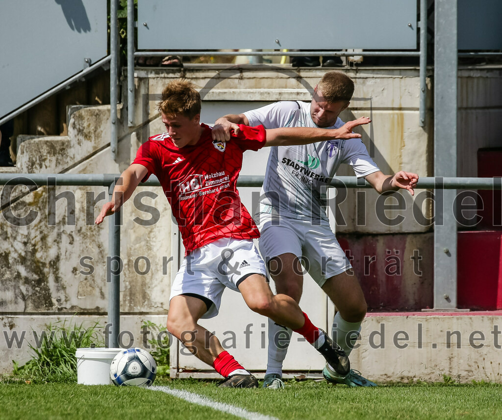 2023-07-30_087_FC_Lengdorf_gegen_SpVgg_Altenerding | Lengdorf, Deutschland, 30.07.2023:
Fußball, Kreisliga 2023 / 2024, 1. Spieltag, FC Lengdorf gegen SpVgg Altenerding, Endergebnis: 1:1

Simon Nußrainer (FC Lengdorf, #9), Leonardo Tunjic (SpVgg Altenerding, #11)

Foto: Christian Riedel / fotografie-riedel.net