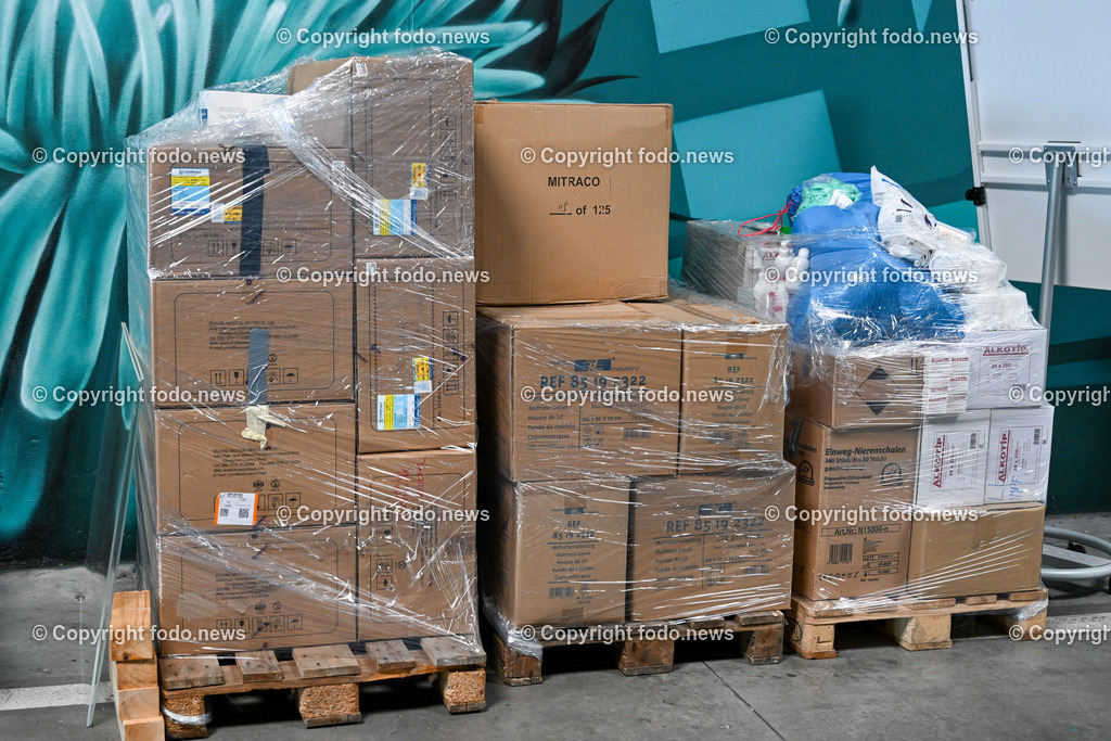 PVZ_ Postverteilerzentrum Linz_ Asylunterkunft_ 21.03.2023-13 | 21.03.20123, Postcity, PVZ, AUT, Postverteilerzentrum Linz, Asylunterkunft, im Bild Rotes Kreuz, Asylunterkunft wird geraeumt, Lager, Schlafstelle, Halle