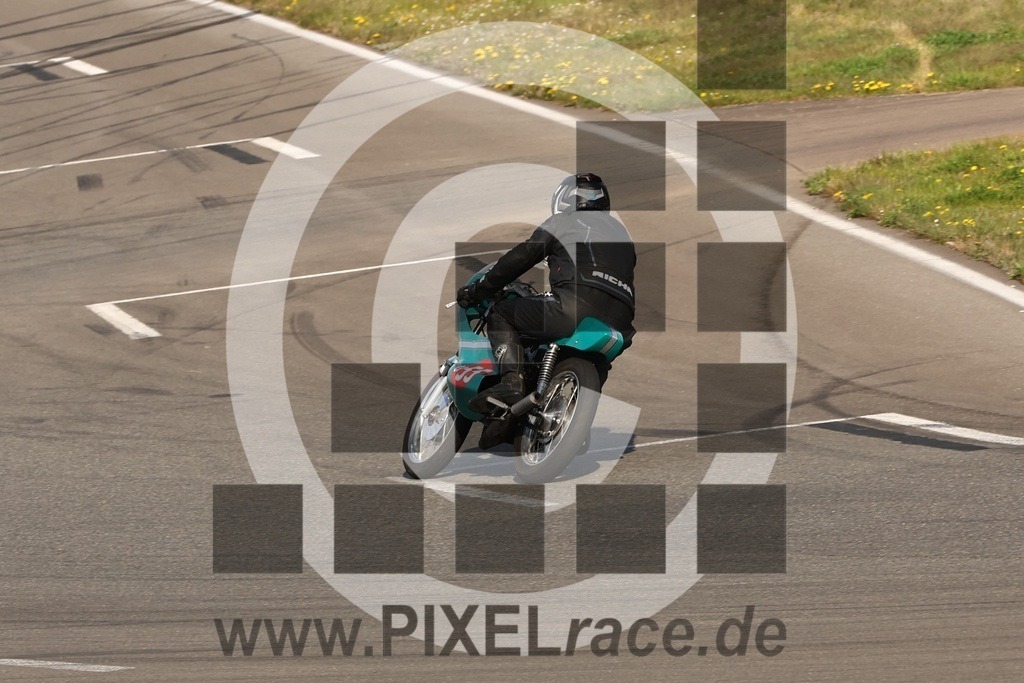 0u55-20260418_02214 | Schöne Erinnerungen an spannende Momente - das festzuhalten ist unser Job. PIXELrace.de ist seit 2003 auf den Rennstrecken Europas unterwegs um die Action draußen beim Fahren und die wunderbare Stimmung imm Fahrerlager für euch einzufangen.