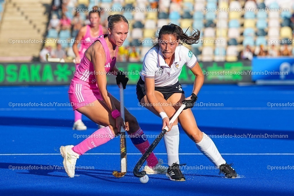 xydrx09082504048 | 09.08.2025, xydrx, Frauen EuroHockey Championship 2025, Gruppenphase, Gruppe a, Deutschland - Frankreich, Sparkassenpark Mönchengladbach: Lisa Nolte (GER #10) im Zweikampf gegen Gabrielle Verrier (FRA #14)