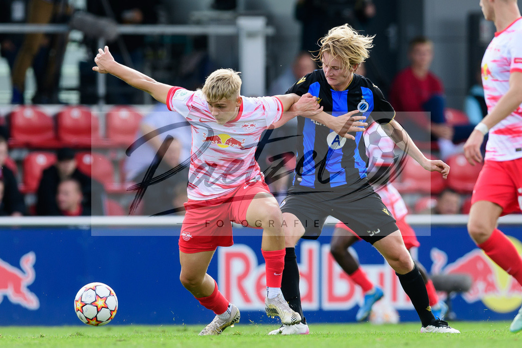 YLLEBR20210928_053 | Fussball, A-Junioren: Julius Pfennig (RB Leipzig) und Cisse Sandra (Club Brugge KV) im Zweikampf beim Spiel der UEFA Youth League zwischen RB Leipzig und FC Bruegge im Stadion am Cottaweg am 28.09.2021 in Leipzig, Deutschland. - Realisiert mit Pictrs.com