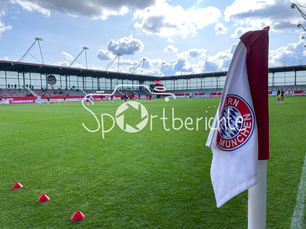 FC Bayern Muenchen U19 - TSV 1860 Muenchen U19 | Der FC Bayern begruesst die Mannschaften zum heutigen A-Jugend Derby in der Bundesliga Sued/Suedwest / Eckfahne / Rasen / Campus / Spielstaette / Symbolbild