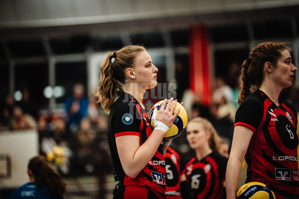 Volleyball | Frauen | Saison 2025/2026 | Volleyball Bundesliga | ETV Hamburger Volksbank Volleys vs. Ladies in Black Aachen | 29.10.2025 | Lena Liegert (#10, ETV Hamburger Volksbank Volleys) beim Aufwärmen