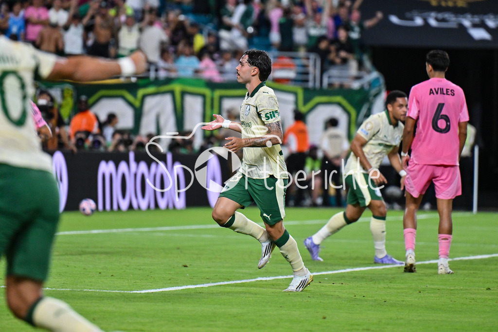 Inter Miami CF - Palmeiras Sao Paulo | Jubel der Brasilieaner nach dem Treffer zum 2-2 Ausgleich durch MAURICIO (Palmeiras 18) / Tor / Torschuetze / Freude / Happy / FIFA Club World Cup: Inter Miami CF - Palmeiras Sao Paulo, Hard Rock Stadium am 23.06.2025 / NOT FOR SALE IN USA