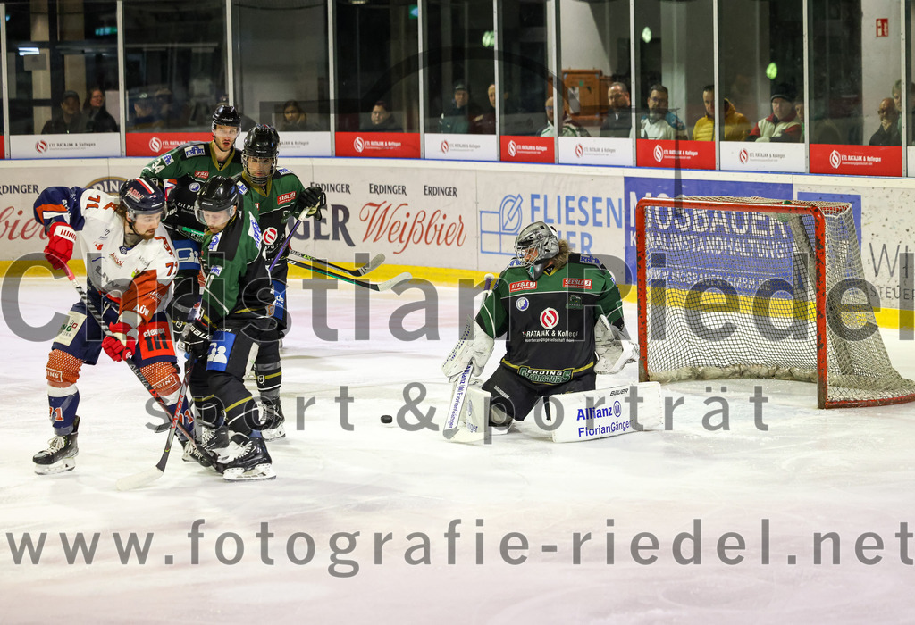 2023-03-07_042_TSV_Erding_gegen_ESC_Kempten | Erding, Deutschland, 07.03.2023:
Eishockey, Bayernliga Playoffs 2022 / 2023, Viertelfinale, TSV Erding gegen ESC Kempten, Endergebnis: 9:3

Anton Zimmer (ESC Kempten, #71), Sebastian Busch (Erding Gladiators, #11), Torwart Christoph Schedlbauer (Erding Gladiators, #31)

Foto: Christian Riedel / fotografie-riedel.net