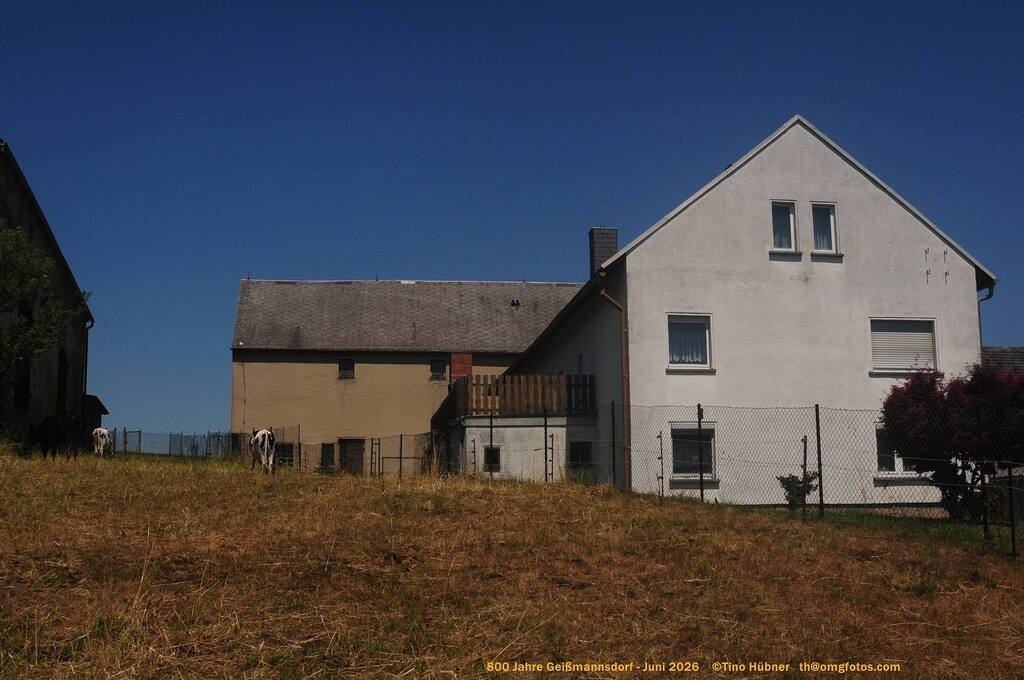 Geißmannsdorf-2026-Ortsbilder-371 | Geißmannsdorf bei Bischofswerda im Sommer 2026. Ein fotografischer Streifzug durch das Dorf Geißmannsdorf, mit Gebäuden, Straßen, Strohpuppen und geschmückten Vorgärten und Grundstücken anlässlich der 800-Jahr-Feier von Geißmannsdorf im Juni 2026 - Realisiert mit Pictrs.com