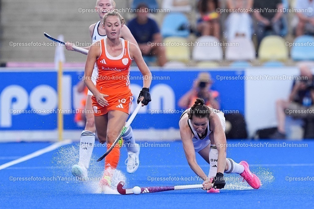 xydrx11082503002 | 11.08.2025, xydrx, Frauen EuroHockey Championship 2025, Gruppenphase, Gruppe A, Deutschland - Niederlande, Sparkassenpark Mönchengladbach: Marijn Veen (NED #19) Amelie Wortmann (GER #3)
