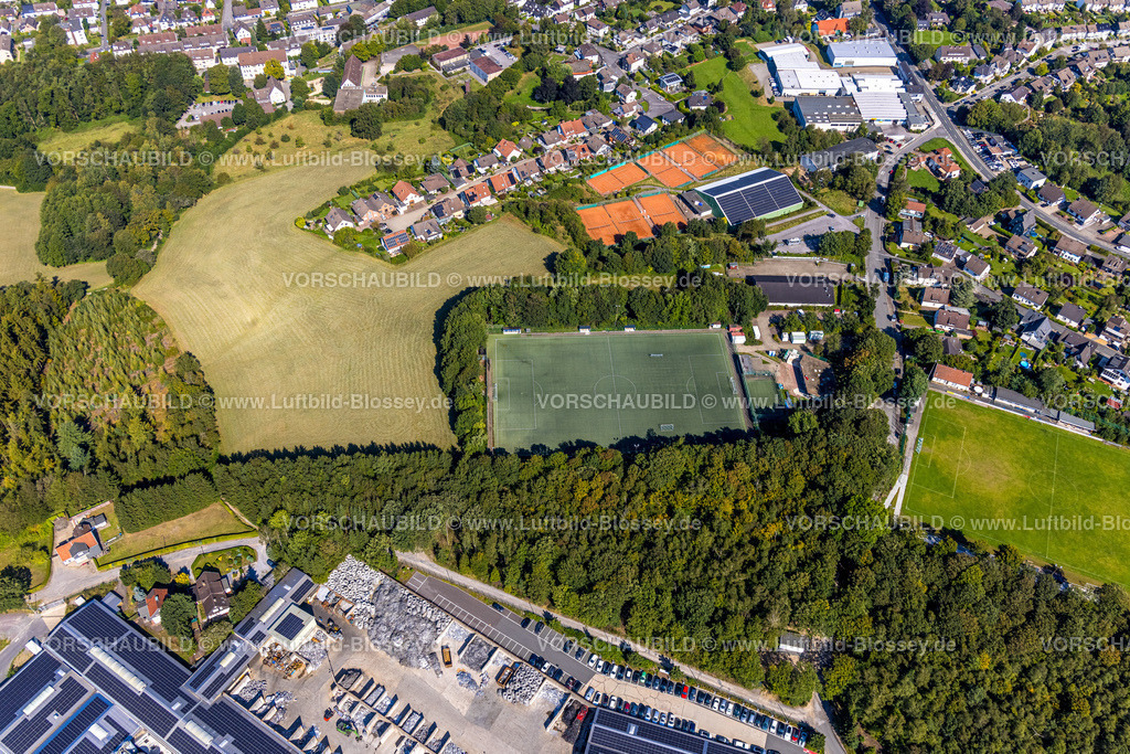 Ennepetal240814573 | Luftbild, zwei Sportplätze Fußballstadion FC Blau-Weiß Voerde e.V. und Baseballplatz Ennepetal Raccoons Baseball- und Softballclub 1984 e.V. am Helkenberger Weg, Tennisplätze TC Grün-Weiss Ennepetal e.V., Voerde, Ennepetal, Ruhrgebiet, Nordrhein-Westfalen, Deutschland
