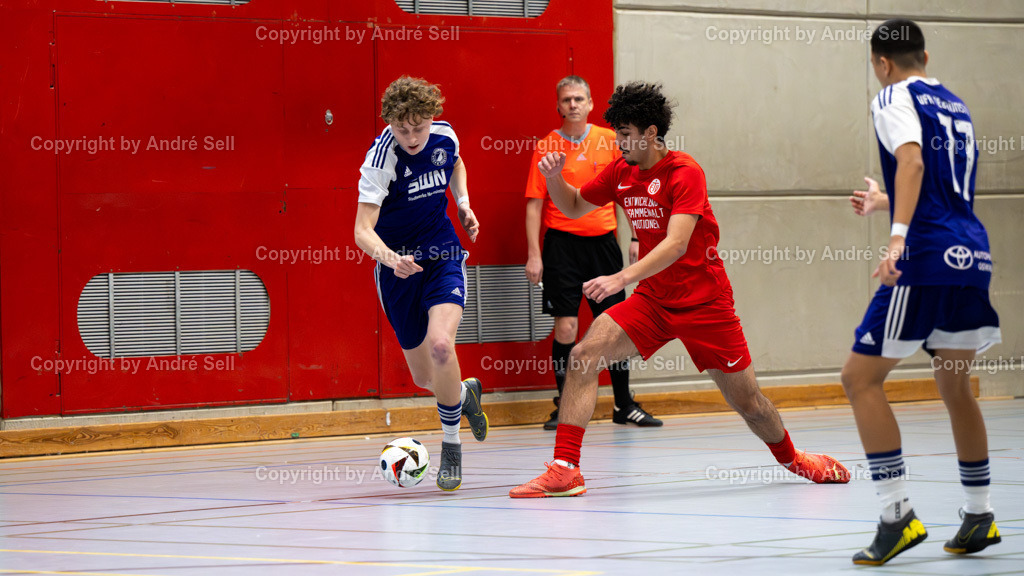 20250118_6758 | 21. A-Jugend-Turnier des VfR Neumünster um den KulturLokschuppen-Pokal 2025, Grp. B - Eimsbütteler TV (rot) vs. VfR Neumünster lila (lila), Hamza Elgamal (Eimsbüttel #6) / Matteo Keidel (VfR lila #6) - Realisiert mit Pictrs.com
