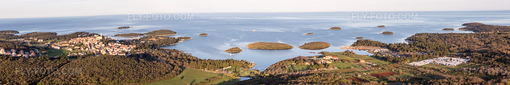 Aerial view: Panorama in Vrsar in the state Gespanschaft Istrien, Croatia. – Photo: IMG_106221-Pano.jpg taken on 04/14/2018 by Werner Riehm/FLY-FOTO.com – Resolution of the original: 18974 x 3159 px
