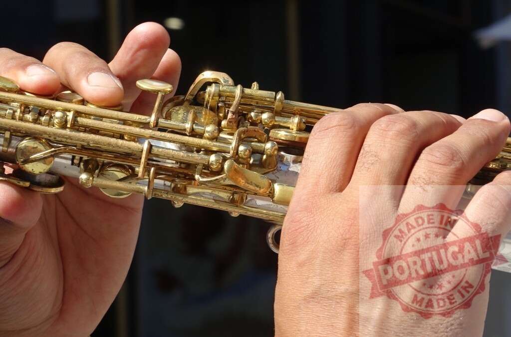 Musician's hands playing soprano saxophone with skill | Musician's hands expertly pressing keys on a golden soprano saxophone, creating music - Realisiert mit Pictrs.com