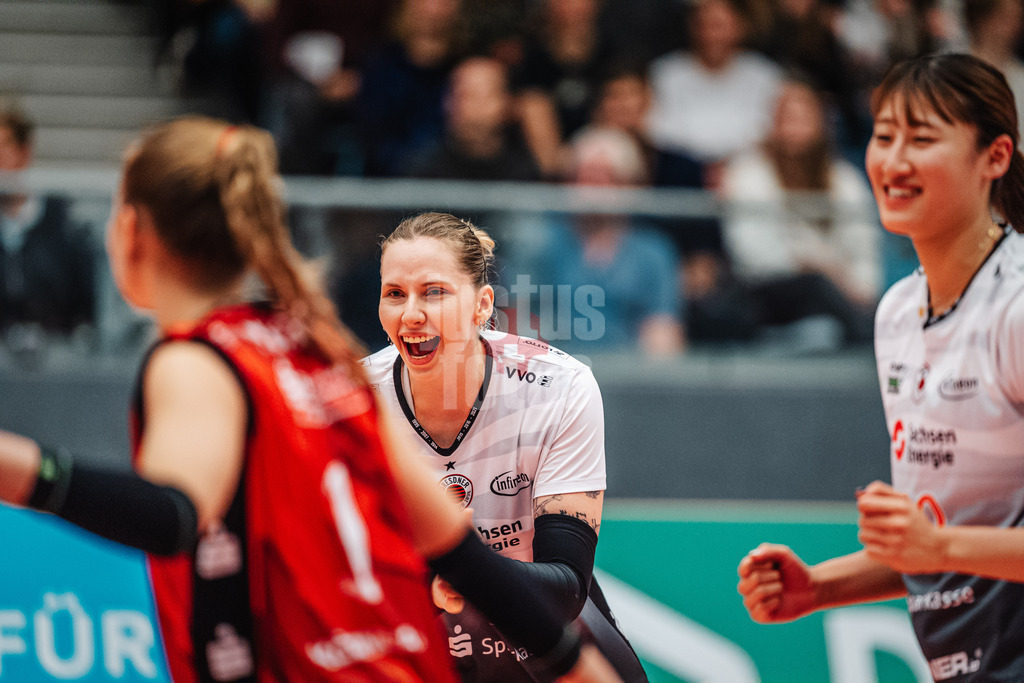 Volleyball | Frauen | Saison 2025/2026 | Volleyball Bundesliga | ETV Hamburger Volksbank Volleys vs. Dresdner SC | 15.11.2025 | Larissa Winter (#2, Dresdner SC) jubelt