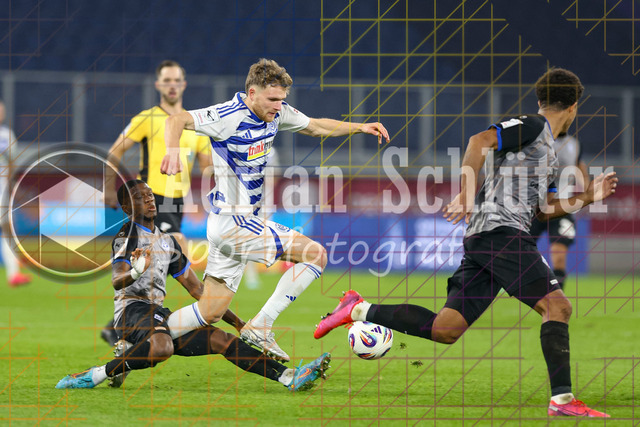 MSV Duisburg vs SV Waldhof Mannheim - 3. Liga | Duisburg, Deutschland, 07.11.25:   Emmanuel Okuchukwu Iwe (SV Waldhof Mannheim) und Steffen Meuer (MSV Duisburg) im Kampf um den Ball waehrend des Spiels der 3. Liga MSV Duisburg vs SV Waldhof Mannheim in der schauinsland-reisen-arena(Foto von Brauer-Fotoagentur / Adrian Schlueter)