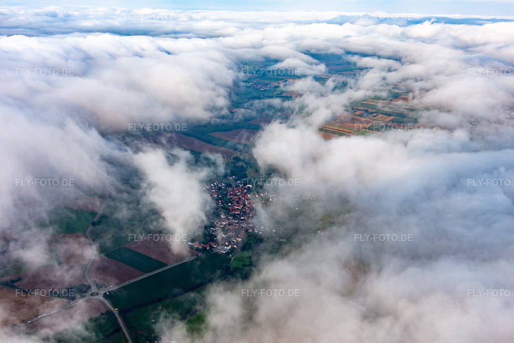 Luftbild: Ortschaft von Nordosten unter Wolken in Oberhausen im Bundesland Rheinland-Pfalz in Deutschland. Foto: IMG_142902.jpg vom 03.08.2024 durch Werner Riehm/FLY-FOTO.de