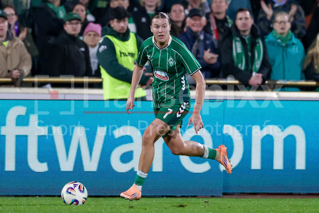 Fussball, Google Pixel Frauen-Bundesliga, SV Werder Bremen - RB Leipzig | Larissa Mühlhaus (SV Werder Bremen, 7) am Ball, Freisteller, Einzelbild, Ganzkörper, Aktion, Action, Spielszene, DIE DFB-RICHTLINIEN UNTERSAGEN JEGLICHE NUTZUNG VON FOTOS ALS SEQUENZBILDER UND/ODER VIDEOÄHNLICHE FOTOSTRECKEN. DFB REGULATIONS PROHIBIT ANY USE OF PHOTOGRAPHS AS IMAGE SEQUENCES AND/OR QUASI-VIDEO.