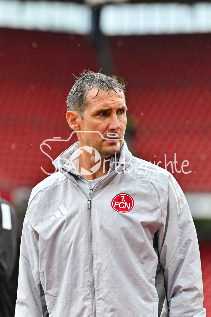 1. FC Nürnberg - Borussia Mönchengladbach | im Bild ein nasser Miroslav KLOSE Trainer 1. FC Nuernberg im Regen von Nuernberg / Einzelfoto / Freisteller / Testspiel: 1. FC Nuernberg - Borussia Mönchengladbach, Max-Morlock Stadion am 26.07.2025 / DFL REGULATIONS PROHIBIT ANY USE OF PHOTOGRAPHS AS IMAGE SEQUENCES AND/OR QUASI-VIDEO