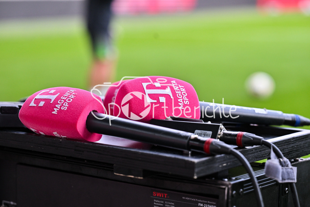 FC Bayern München - VfL Wolfsburg | MUNICH, GERMANY - 22. FEBRUARY: im Bild Magenta Sport Mikrophon / Magentasport / Symbolbild / Symbolfoto vor dem Spiel zwischen den Frauen des FC Bayern München und den Frauen des VfL Wolfsburg am 19. Spieltag der Google Pixel Frauen-Bundesliga am FC Bayern Campus