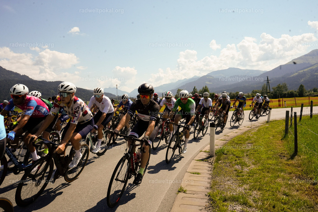 280_20230817_Bewerb_Maenner_Muehlanger | AUT - OESTERREICH, 2023-08-16: SPORT RENNRAD-FAHREN - 55. INTERNATIONALER RADWELTPOKAL IN ST. JOHANN IN TIROL  - Vintage-Radrennen mit WM-Bronze-Medaillen-Siegerin Christina Schweinberger, den Teilnehmer und Alexander Baumann (vom Orginastions-Team) - TAG 2 BEWERB MAENNER IN SECHS GRUPPEN  ; Foto: Roland Muehlanger